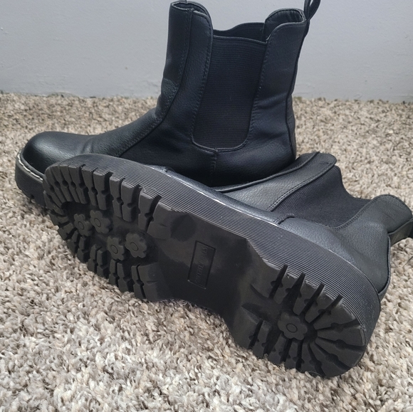 Boots - Picture 3 of 3